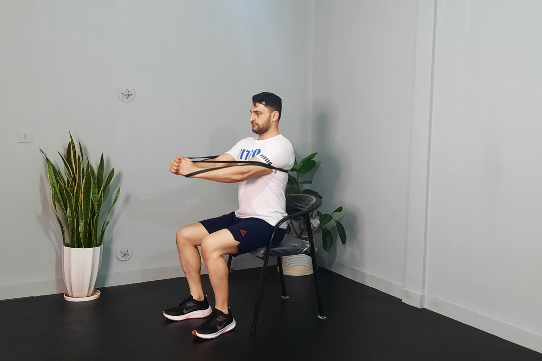 قفسه سینه با پاور بند نشسته