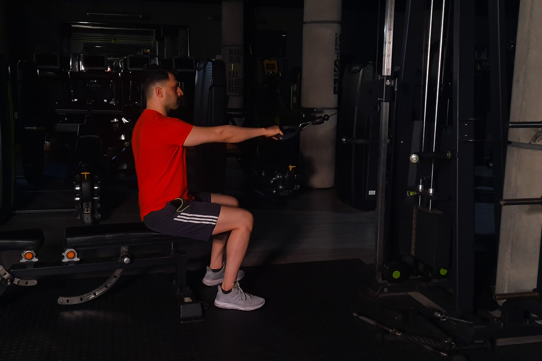 سرشانه پشت سیم کش تک آرنج خم نشسته