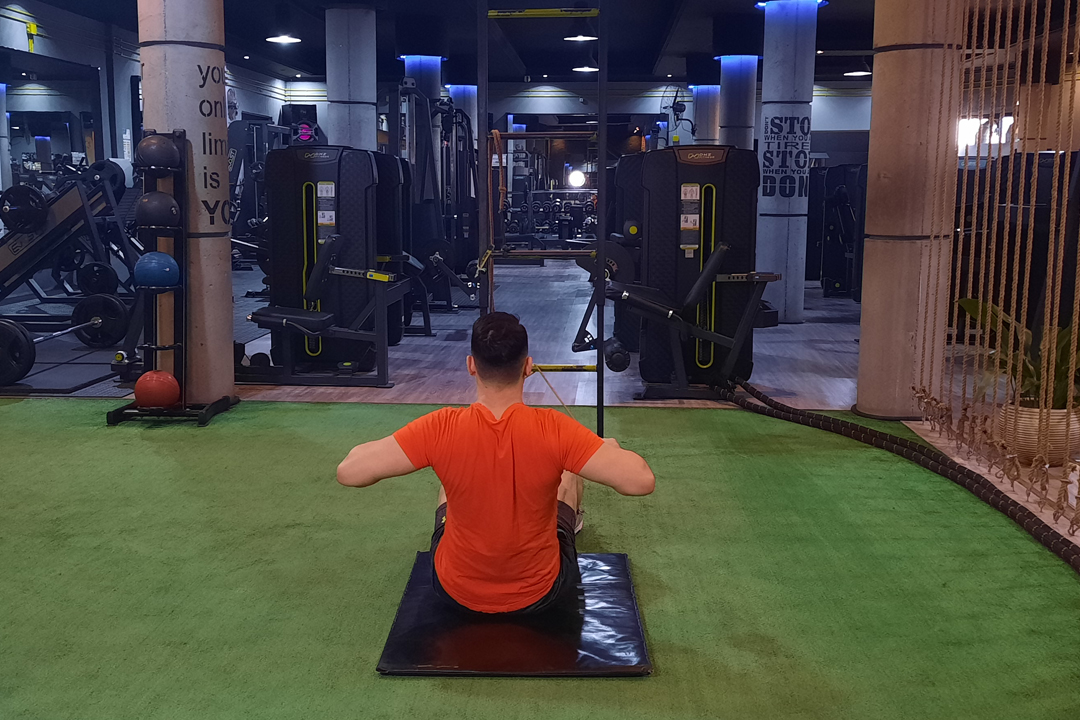 سرشانه پشت با کش آرنج خم نشسته