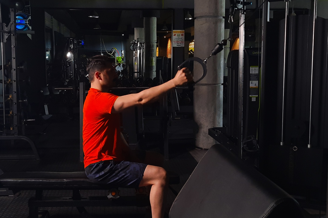 زیربغل قایقی سیم کش تک از بالا میز نشسته