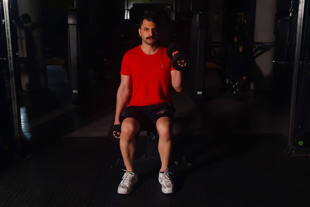 جلو بازو دمبل چکشی متناوب نشسته