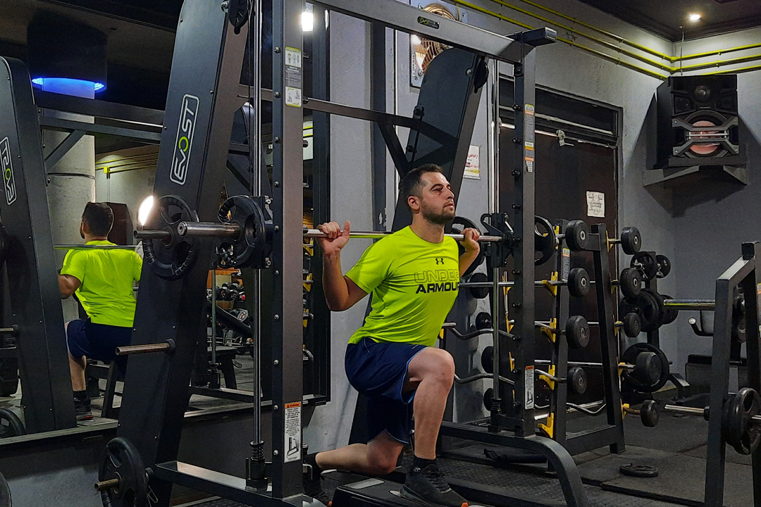 اسکوات اسپلیت اسمیت روی استپ