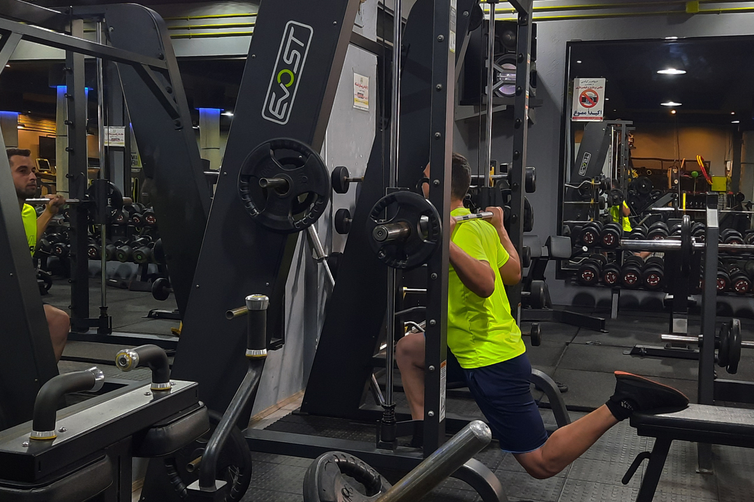 اسکوات اسپلیت اسمیت تک پا روی میز