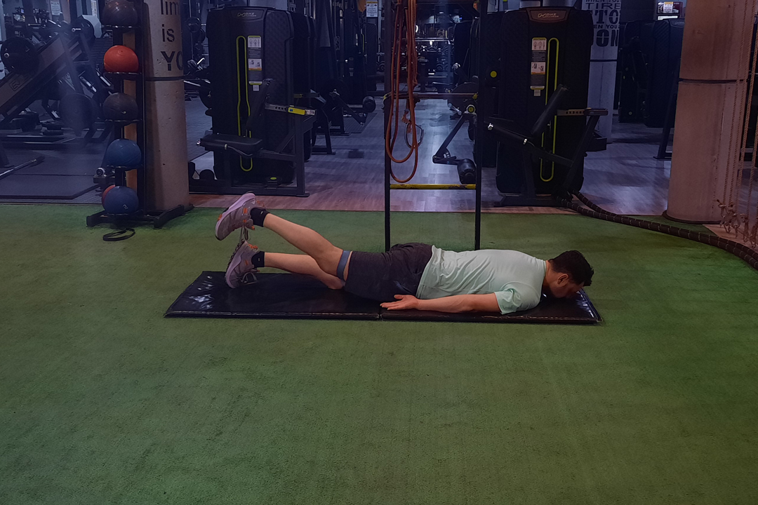 باز کردن ران با کش دور ران دمر خوابیده