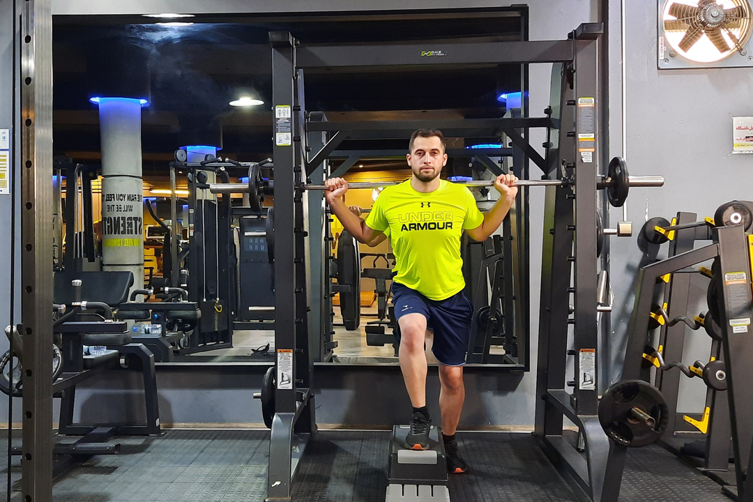 اسکوات اسمیت تک پا روی استپ