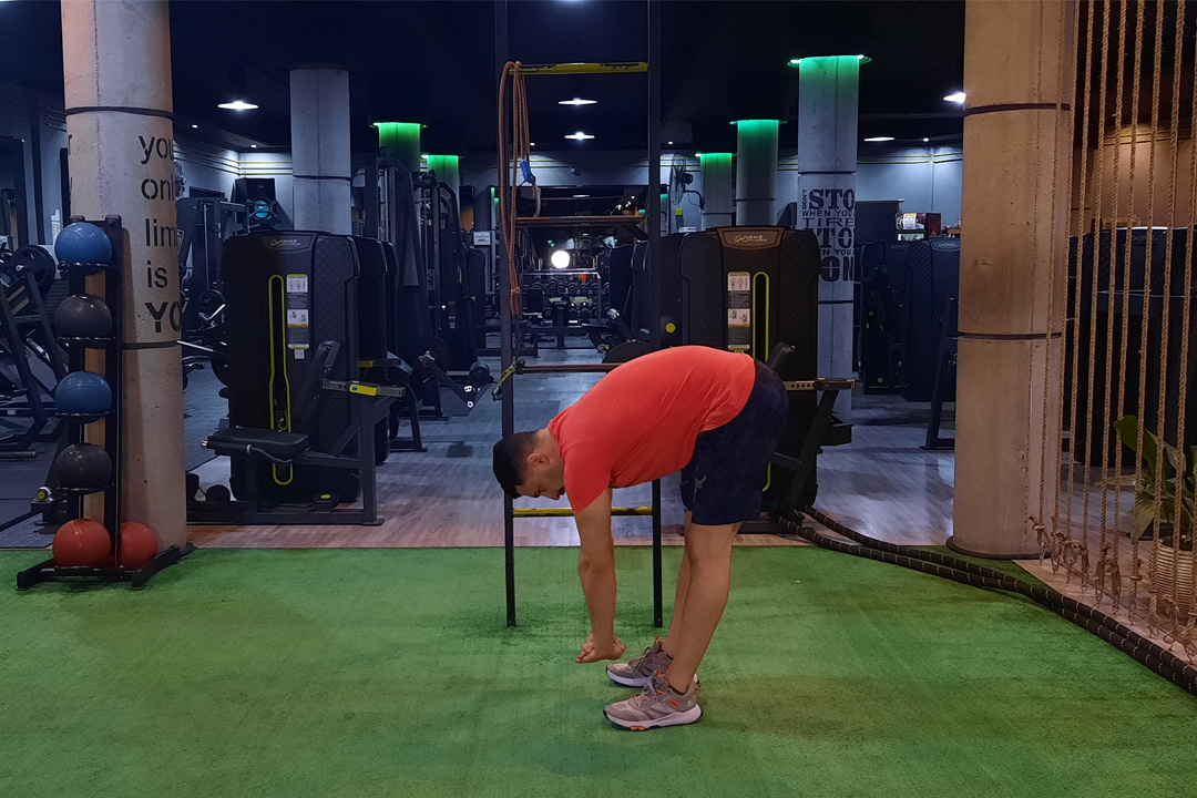 کشش کمر با خم شدن به سمت پایین