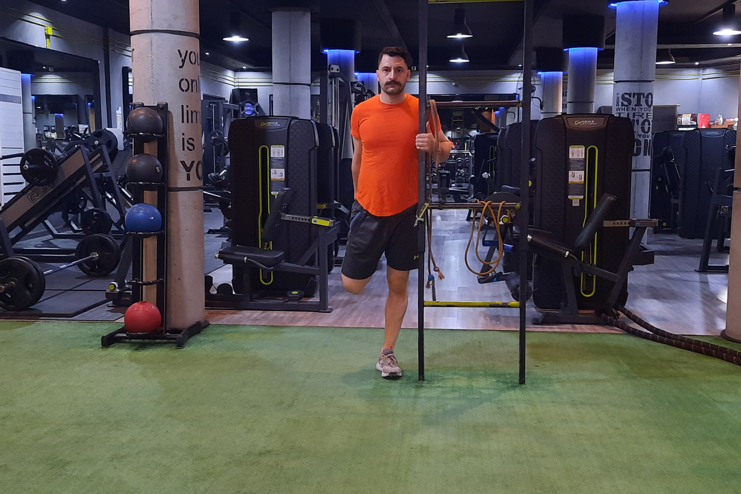 کشش جلو پا ایستاده