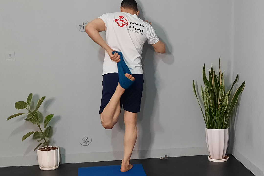 کشش چهارسر تک با حوله ایستاده