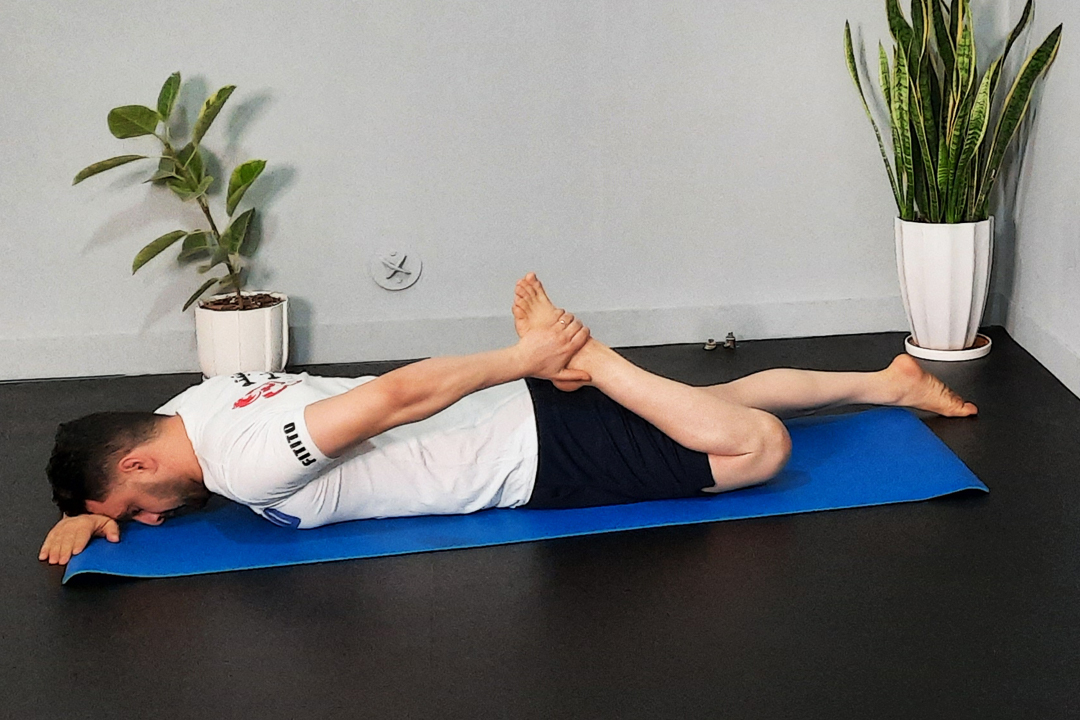 کشش چهارسر تک دمر خوابیده