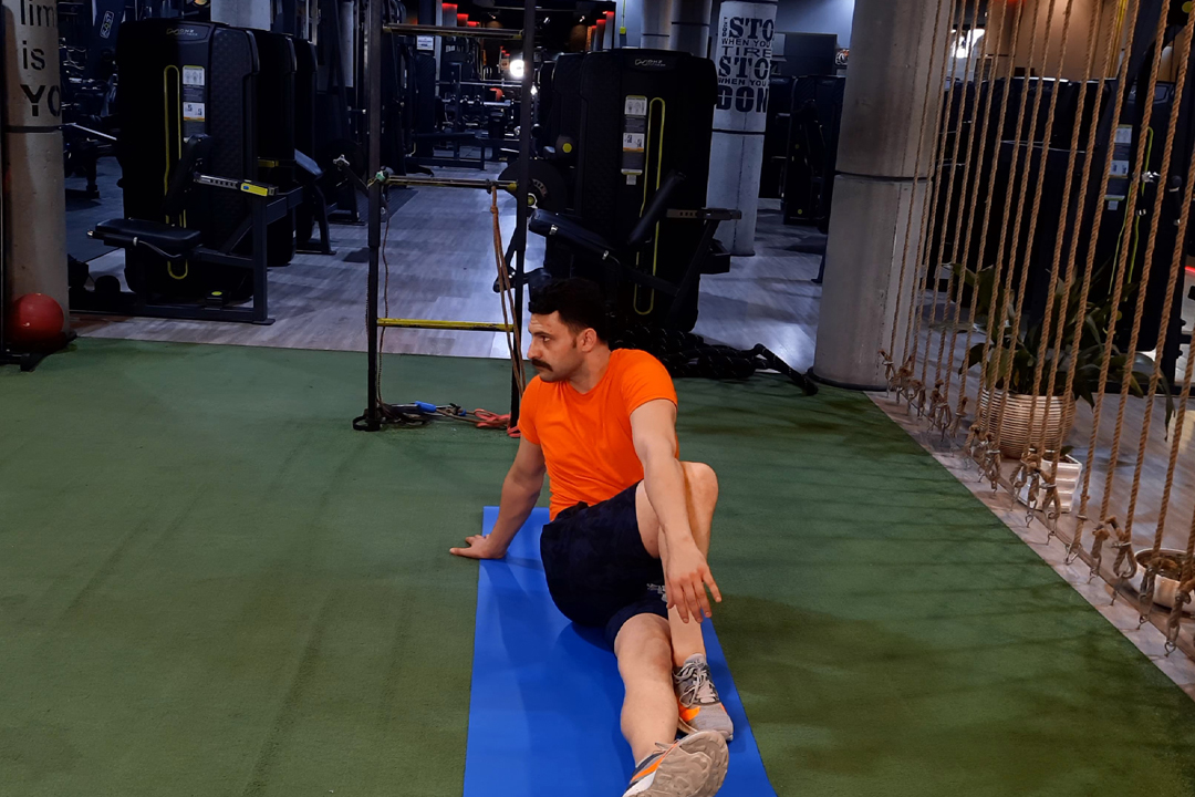 کشش ضربدری سرینی نشسته