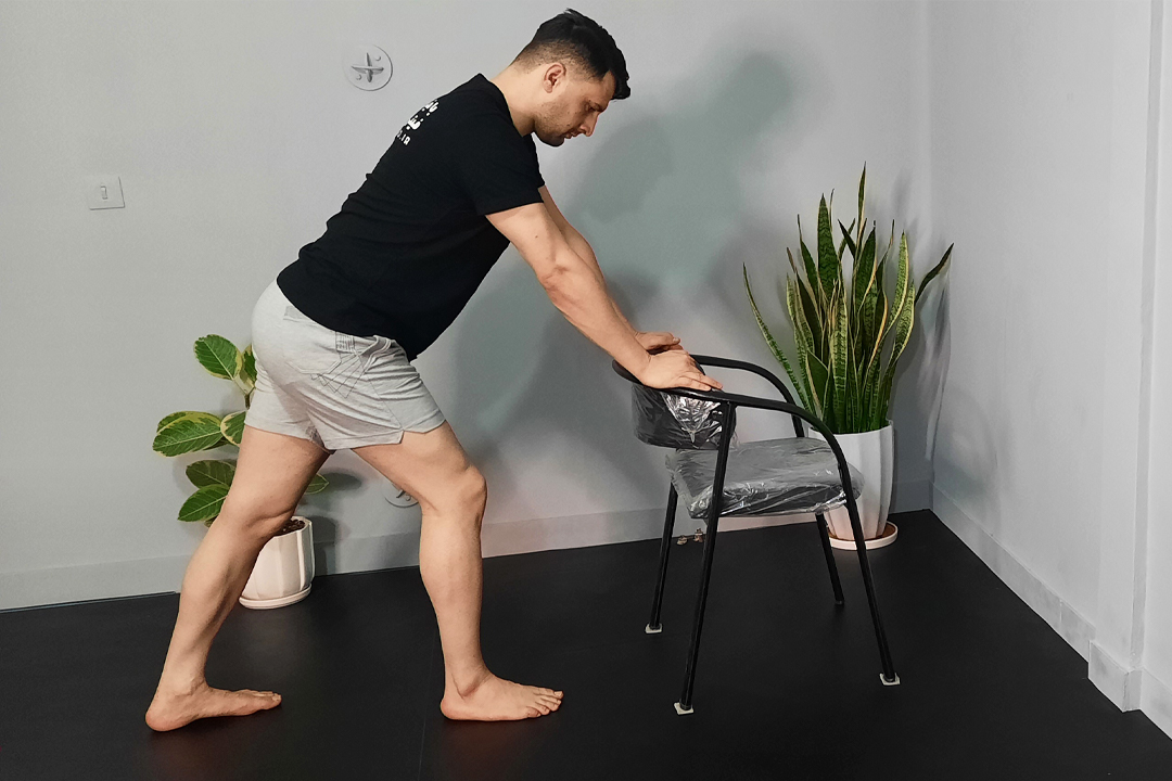 کشش دوقلو حالت لانجز روی صندلی