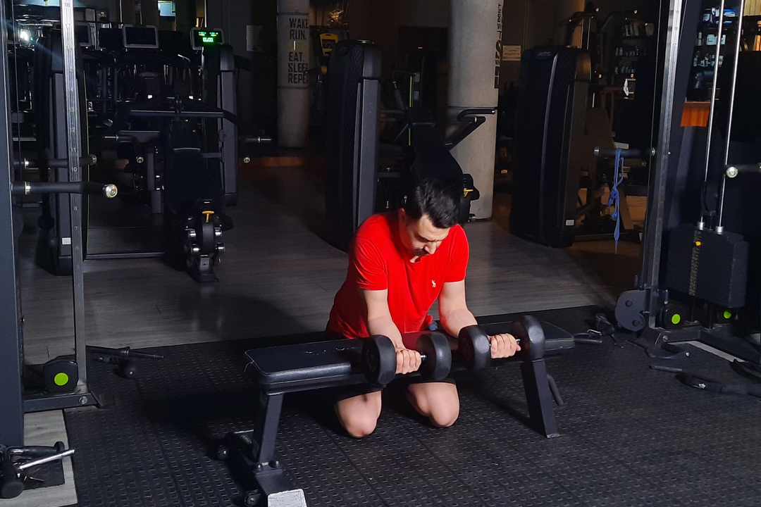 ساعد جلو دمبل دست جفت روی میز نشسته