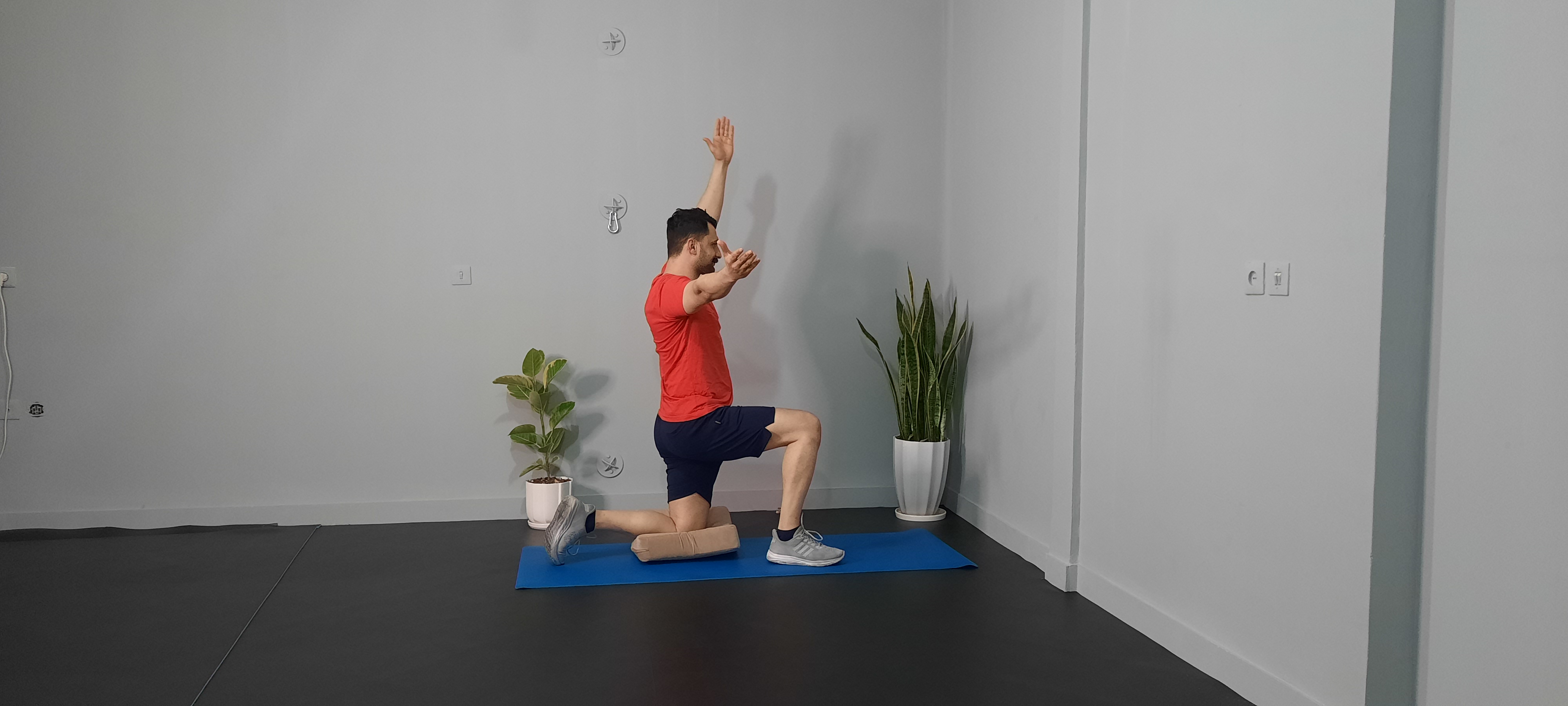 حرکت شش جهته بازو زانو زده