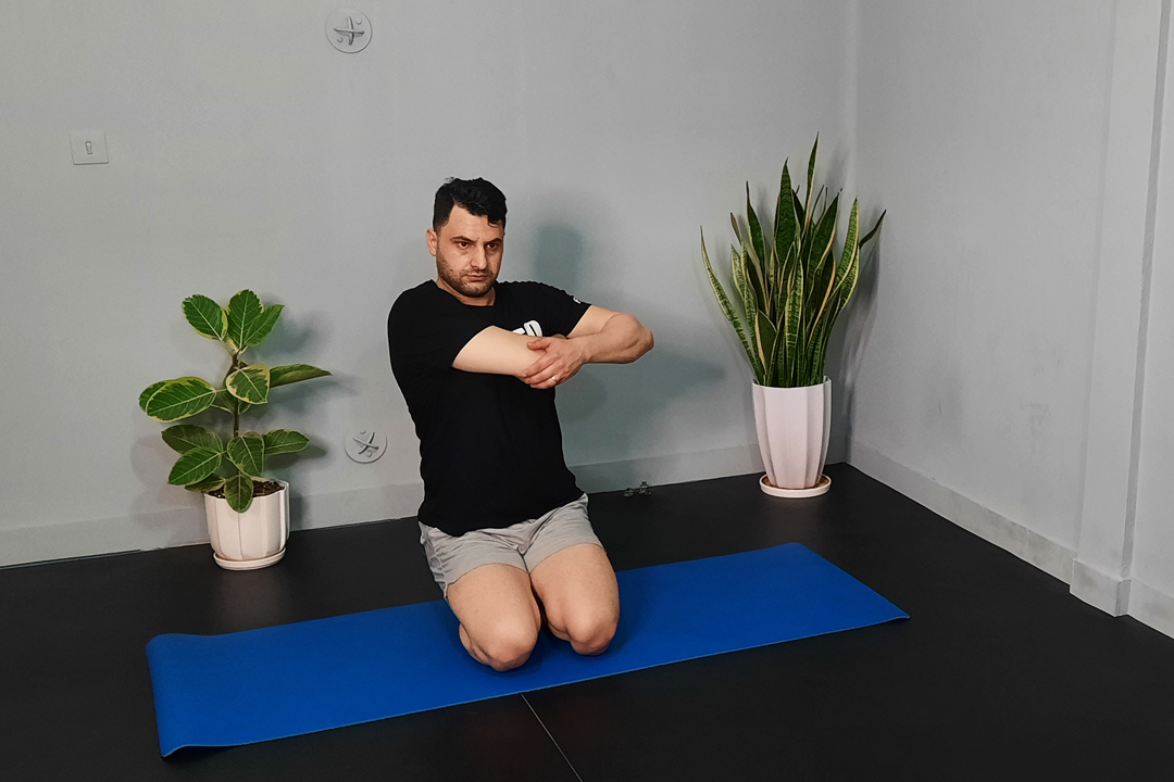 کشش پشت بازو افقی نشسته