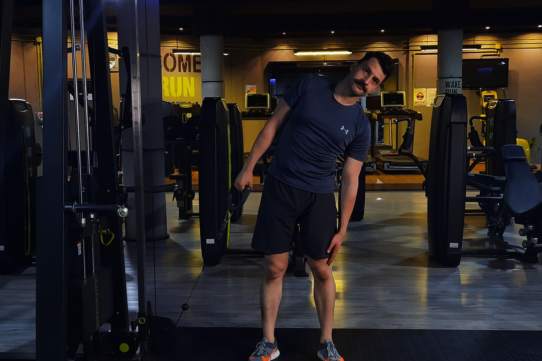 شکم مورب سیم کش از پهلو ایستاده