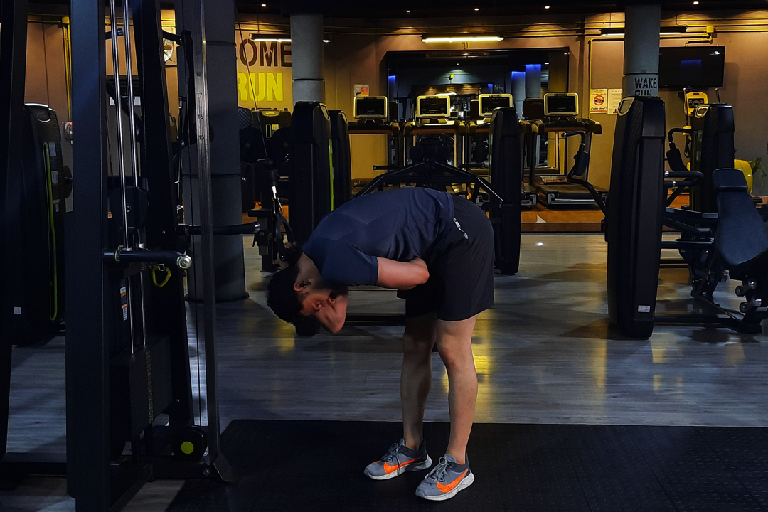 شکم کرانچ مورب سیم کش تک ایستاده