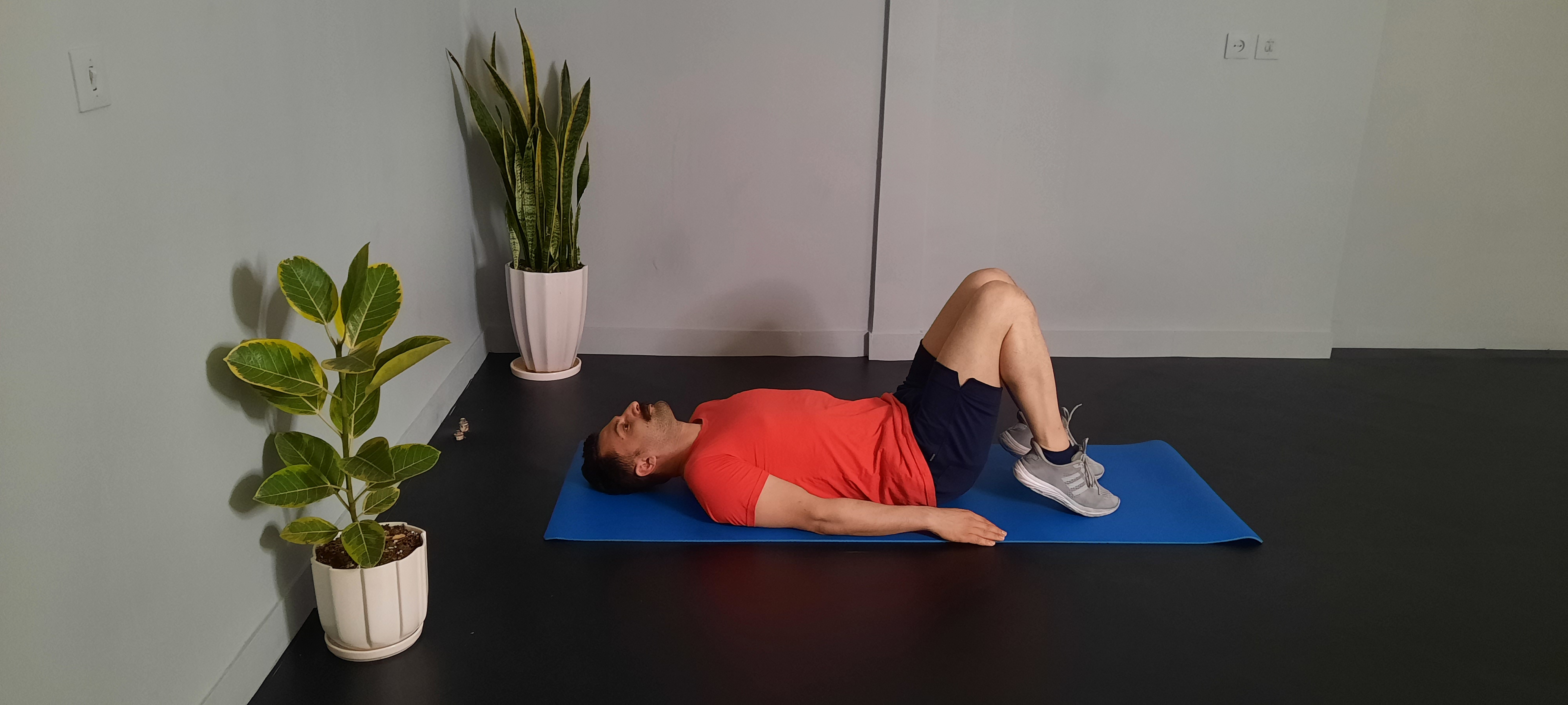 ساق پا زانو خم دست کنار بدن خوابیده