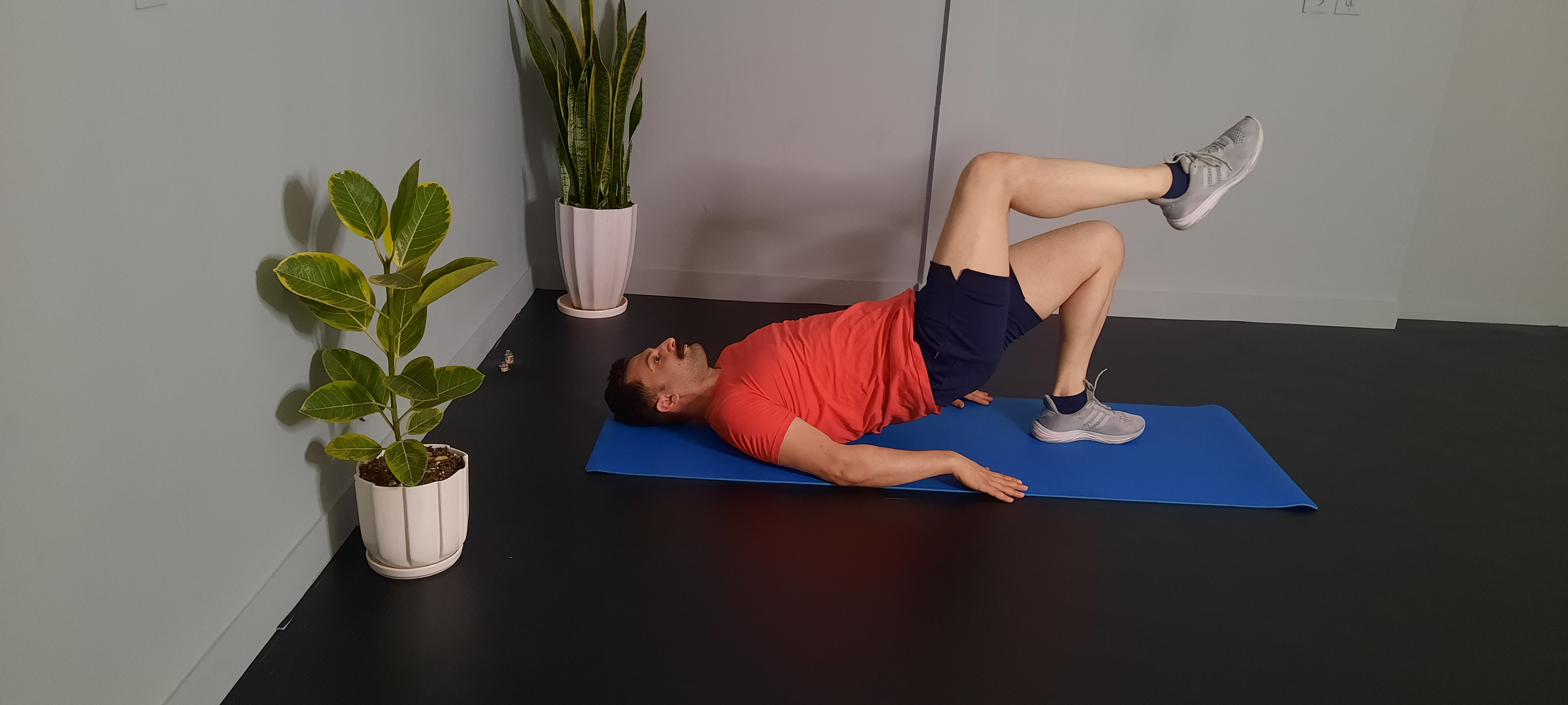 نیم پل تک پا زانو خم خوابیده