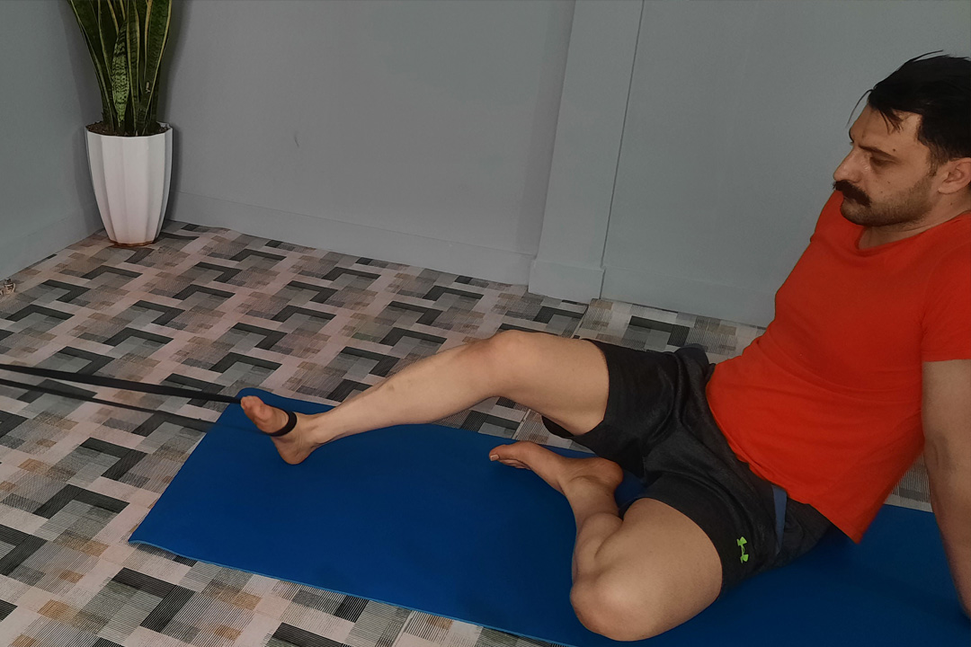 دورسی فلکشن با اینورژن زانو خم با کش نشسته